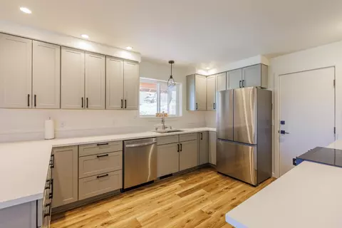 Kitchen - 190 Alpine Dr, Bishop, CA 93514 photo 2 of 2
