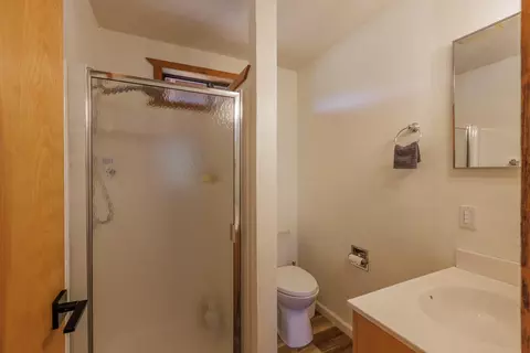 Bath - 190 Alpine Dr, Bishop, CA 93514 photo 2 of 2