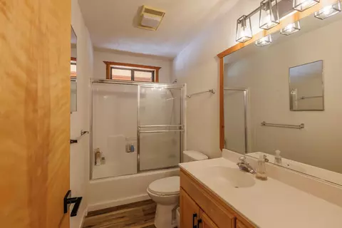 Bath - 190 Alpine Dr, Bishop, CA 93514 photo 1 of 2