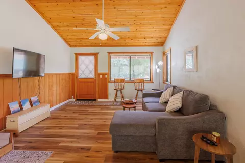 Living - 190 Alpine Dr, Bishop, CA 93514 photo 4 of 5
