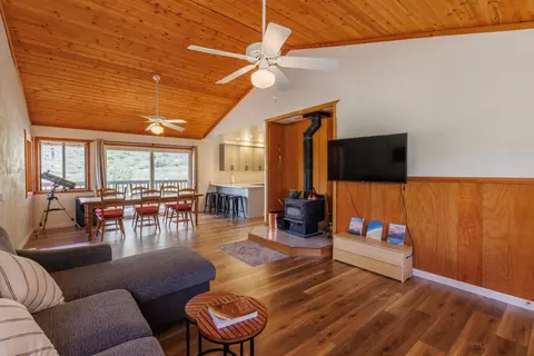 Living - 190 Alpine Dr, Bishop, CA 93514 photo 2 of 5