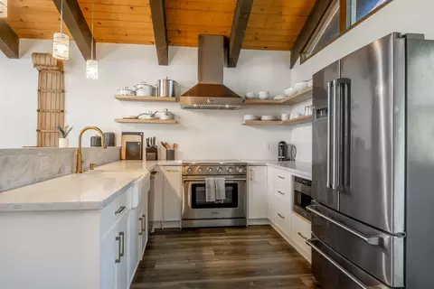 Kitchen - 114 Rainbow Ln, Mammoth Lakes, CA 93546 photo 4 of 5