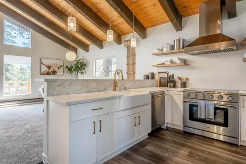 Kitchen - 114 Rainbow Ln, Mammoth Lakes, CA 93546 photo 3 of 5