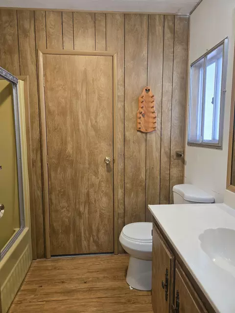 Bath - 600 W Crocker Ave, Big Pine, CA 93513 photo 2 of 3