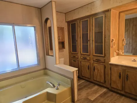 Bath - 600 W Crocker Ave, Big Pine, CA 93513 photo 3 of 3