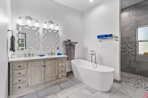 Bath - 300 Blue Jay Dr, Blairsden, CA 96103 photo 3 of 4