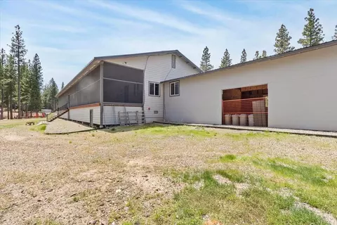 Exterior - 300 Blue Jay Dr, Blairsden, CA 96103 photo 4 of 8