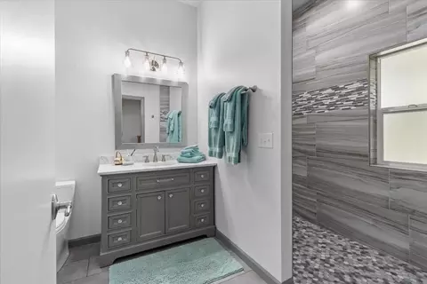 Bath - 300 Blue Jay Dr, Blairsden, CA 96103 photo 2 of 4