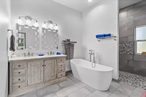 Bath - 300 Blue Jay Dr, Blairsden, CA 96103 photo 3 of 4