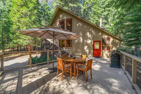 1107 Peninsula Dr, Lake Almanor, CA 96137