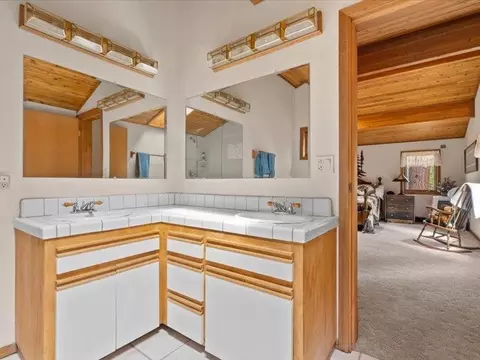 Bath - 661 S Meadow Dr, Clio, CA 96106 photo 3 of 5