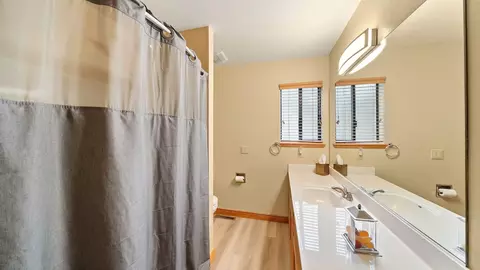 Bath - 143 Graeagle Meadows Ln, Graeagle, CA 96103 photo 3 of 3