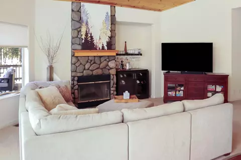 Living - 153 Fox Tail Ln, Clio, CA 96106 photo 3 of 3
