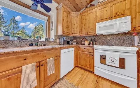 Kitchen - 283 Osprey Loop, Lake Almanor West, CA 96020 photo 2 of 3