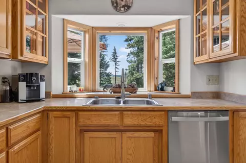 Kitchen - 326 Osprey Loop, Lake Almanor West, CA 96020 photo 4 of 5