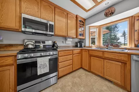Kitchen - 326 Osprey Loop, Lake Almanor West, CA 96020 photo 2 of 5
