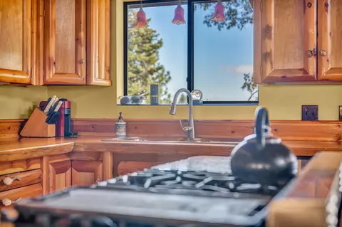 Kitchen - 740-935 Sugarloaf Rd, Doyle, CA 96109 photo 2 of 5