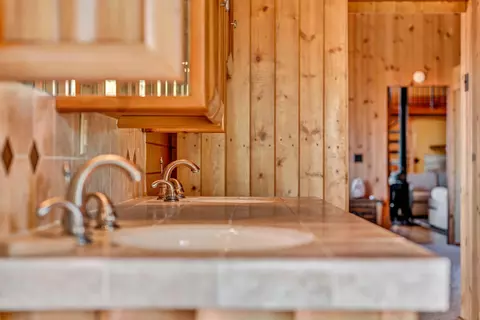 Bath - 740-935 Sugarloaf Rd, Doyle, CA 96109 photo 1 of 4