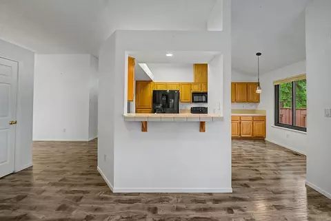 Living - 252 Tamarack Ct, Blairsden, CA 96103 photo 2 of 11