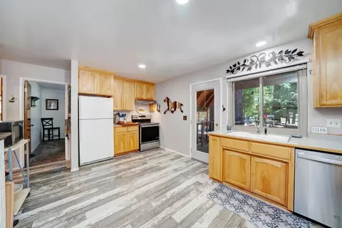 Kitchen - 74 Tolowa Trl, Graeagle, CA 96103 photo 3 of 7