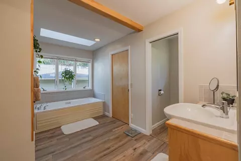 Bath - 61 Tolowa Trl, Graeagle, CA 96103 photo 3 of 4