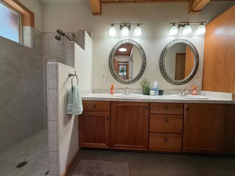 Bath - 2182 Pine Cone Ln, Quincy, CA 95971 photo 1 of 6