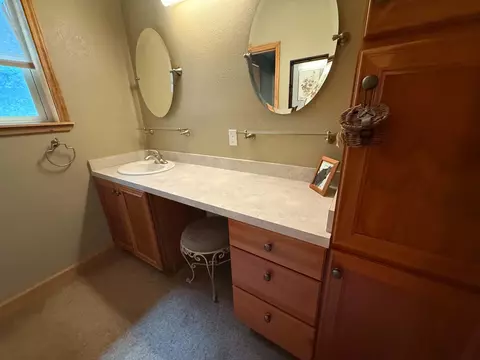 Bath - 2182 Pine Cone Ln, Quincy, CA 95971 photo 5 of 6
