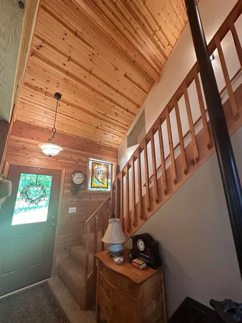 Entry Way - 2182 Pine Cone Ln, Quincy, CA 95971 photo 4 of 6