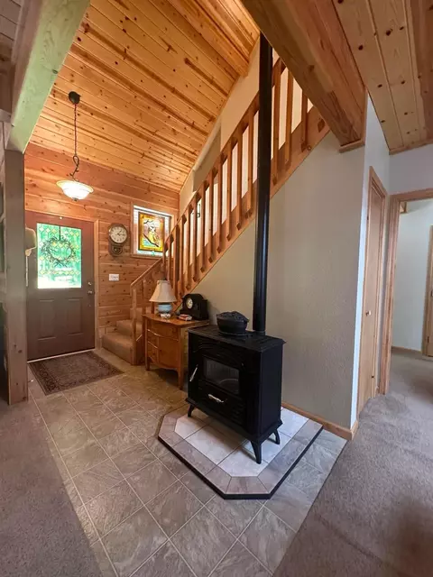Entry Way - 2182 Pine Cone Ln, Quincy, CA 95971 photo 3 of 6