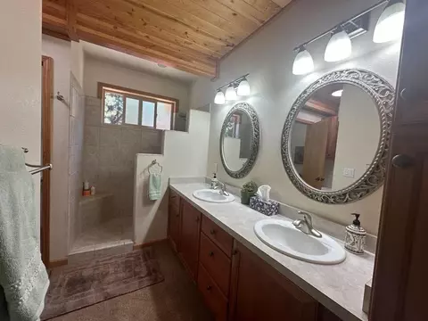 Bath - 2182 Pine Cone Ln, Quincy, CA 95971 photo 1 of 4