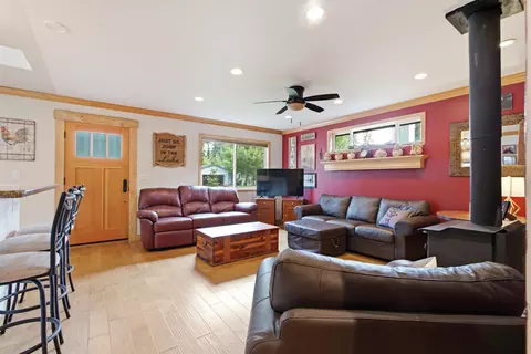 Living - 714 Watson Rd, Chester, CA 96020 photo 2 of 3