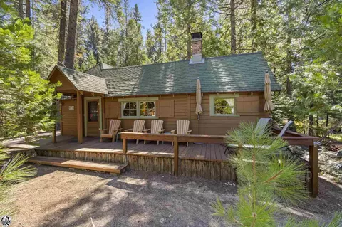 155 Rustic Rd, Pinecrest, CA 95364