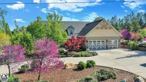 21131 Hemlock St, Groveland, CA 95321
