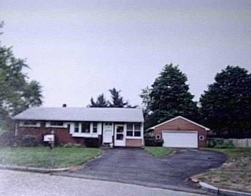 27 Sunset Dr, Springfield, MA 01109 photo 1
