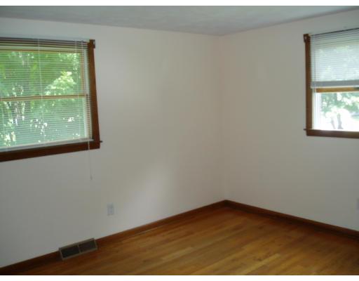 47 Zephyr Ln, Springfield, MA 01128 photo 3