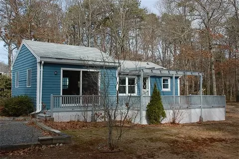 62 Treasure Ln, Mashpee, MA 02649 photo 1