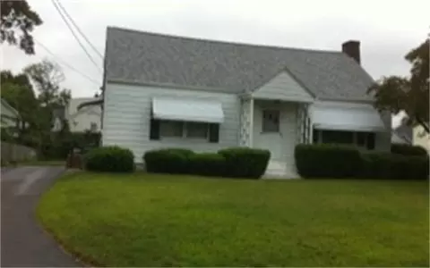 38 Hicks St, Chicopee, MA 01020 photo 1