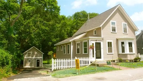 19 Thaxter St, Hingham, MA 02043 photo 1