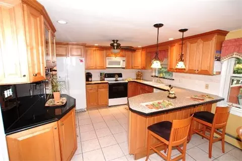 76 Fuller St, Everett, MA 02149 photo 1