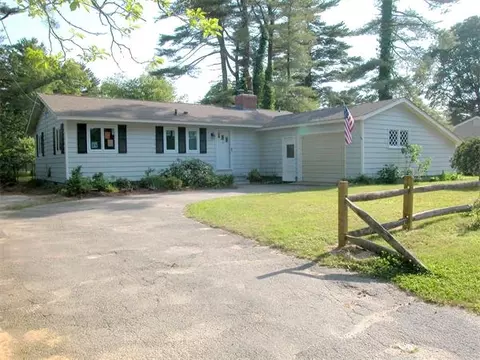 4 Edgewater Dr, Wareham, MA 02571 photo 1