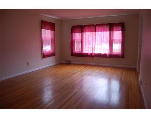 106 Willowbrook Dr, Springfield, MA 01129 photo 5
