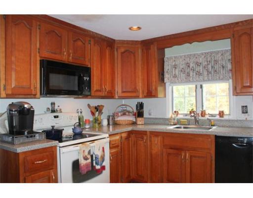 11 Forest Park Dr, Mendon, MA 01756 photo 4