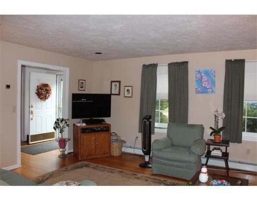11 Forest Park Dr, Mendon, MA 01756 photo 11