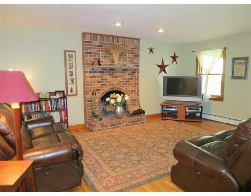 3 Cloutmans Ln, Marblehead, MA 01945 photo 2