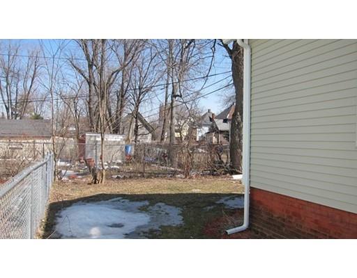 17 Pickett Pl, Springfield, MA 01109 photo 3