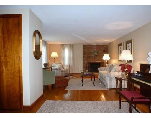 38 Senator St, Springfield, MA 01129 photo 3