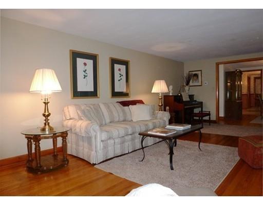 38 Senator St, Springfield, MA 01129 photo 4