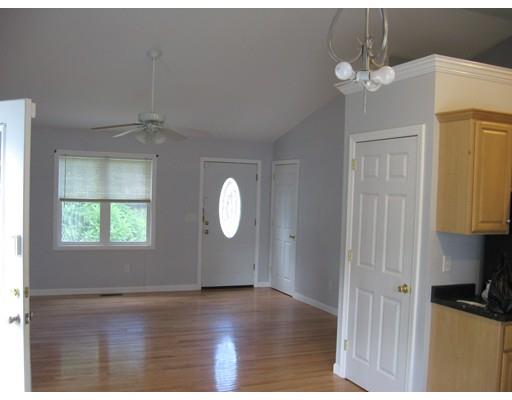 13 Mohegan Ave, Springfield, MA 01151 photo 3