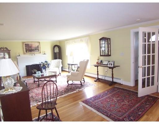 24 Hewitt St, Marblehead, MA 01945 photo 2