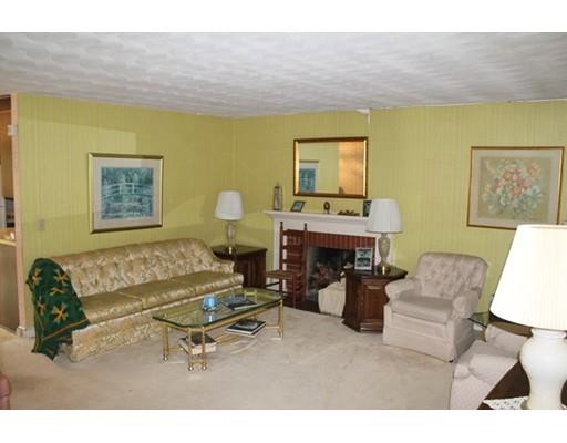 898 Bradley Rd, Springfield, MA 01109 photo 9